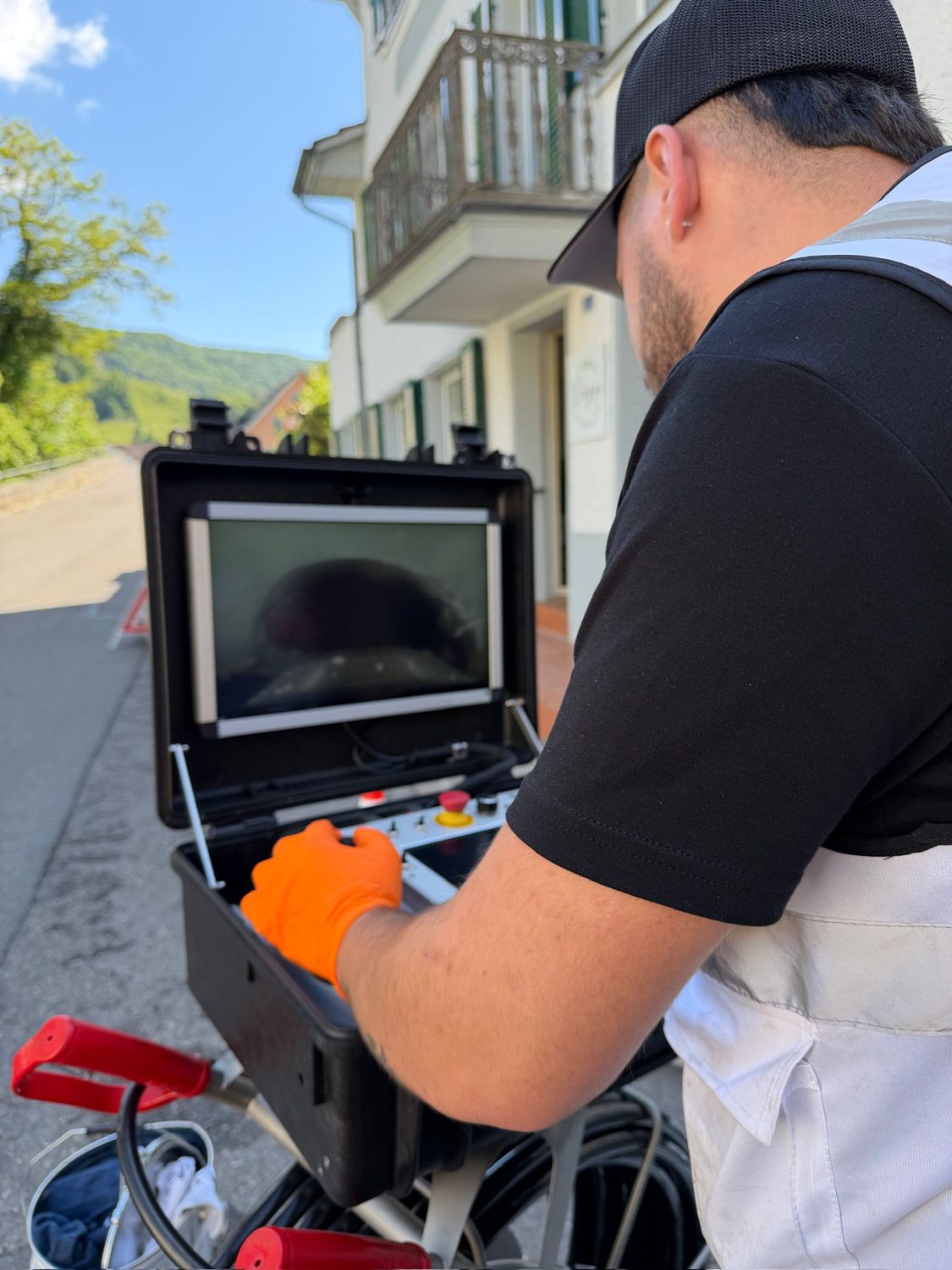 KanalGenie Techniker bei der Leitungsinspektion